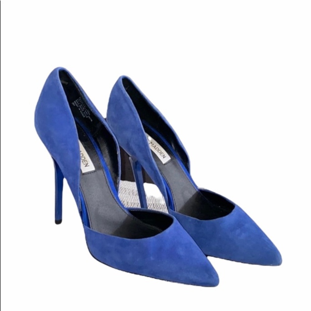 Blue pumps